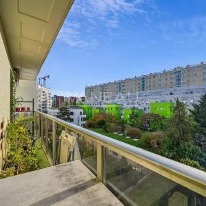 PARIS XVe - Lourmel / Convention - Appartement avec balcon et vu