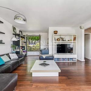 SURESNES - Appartement familial avec terrasse et balcon.