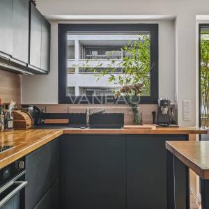 PARIS VIIe - Rue Clerc - Etage élevé avec balcon terrasse.