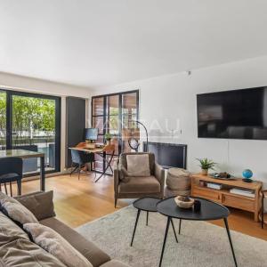 PARIS VIIe - Rue Clerc - Etage élevé avec balcon terrasse.