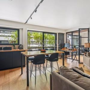 PARIS VIIe - Rue Clerc - Etage élevé avec balcon terrasse.