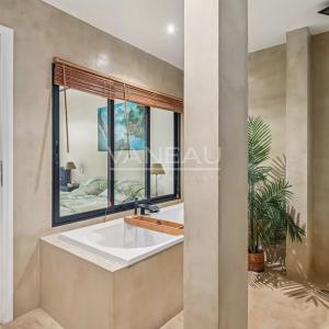 PARIS VIIe - Rue Clerc - Etage élevé avec balcon terrasse.