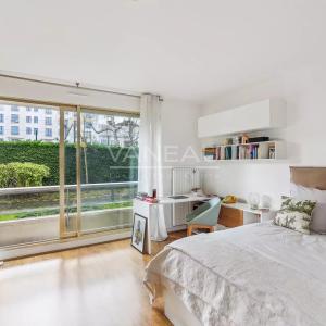 Grand studio 38 m2 avec balconnet sur jardin