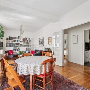 Bel ancien exposé sud avec parking