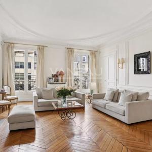 Paris VIIIe - A proximité du parc Monceau et de l’Etoile.