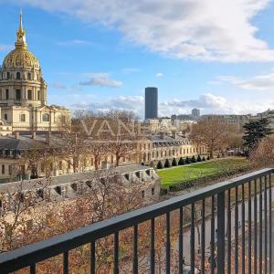 Paris XVII - STUDIO MEUBLE AVEC BALCON - TOUR MAUBOURG