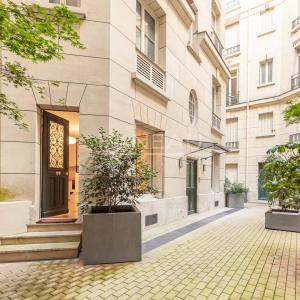 PARIS XVIe - VICTOR HUGO - Magnifique deux pièces au calme absol