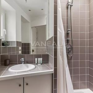 Paris VIIe - Saint Dominique - Etage élevé vue Tour Eiffel