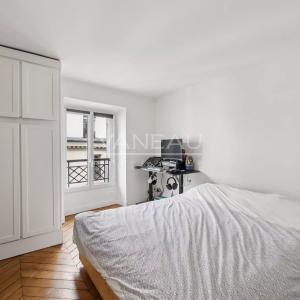 Paris IXe - Charmant deux pièces - Parquet, moulures, poutres et