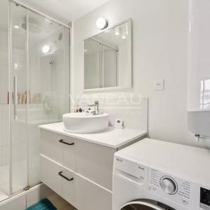 Paris IXe - Charmant deux pièces - Parquet, moulures, poutres et