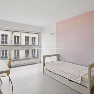 Paris VII – Appartement Vide entièrement rénové avec terrasse – 