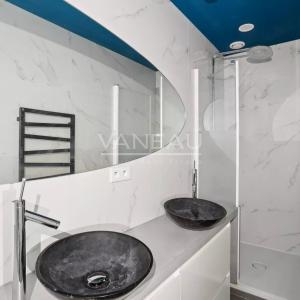 Paris VII – Appartement Vide entièrement rénové avec terrasse – 