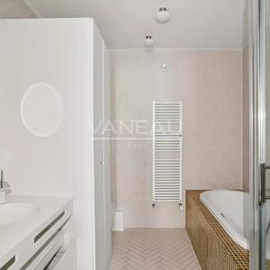 Paris VII – Appartement Vide entièrement rénové avec terrasse – 