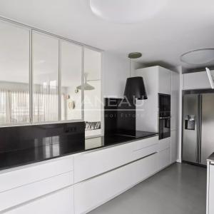 Paris VII – Appartement Vide entièrement rénové avec terrasse – 