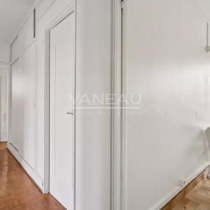 Dernier étage avec balcon et vue dégagée