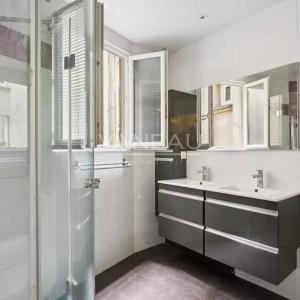 Paris IXe - Rue Mansart - Six pièces en triplex - Habitation et 