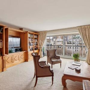 Paris VIIe - Breteuil Invalides - Etage élevé avec vue dégagée