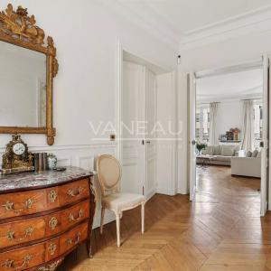 Paris VIIIe - A proximité du parc Monceau et de l’Etoile.