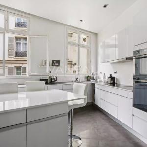 Paris VIIIe - A proximité du parc Monceau et de l’Etoile.