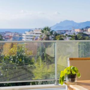 Cannes Montrose : Appartement en dernier étage, avec vue mer à v
