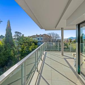 Cannes Montrose : Appartement en dernier étage, avec vue mer à v