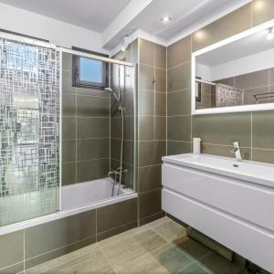 Cannes Montrose : Appartement en dernier étage, avec vue mer à v