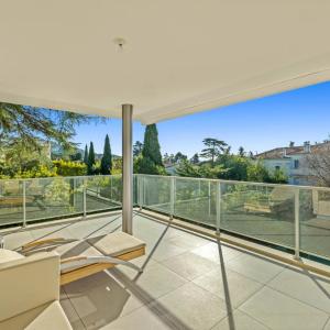 Cannes Montrose : Appartement en dernier étage, avec vue mer à v