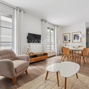 PARIS XVIe - Charmant deux pièces clés en main.