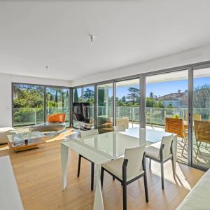 Cannes Montrose : Appartement en dernier étage, avec vue mer à v