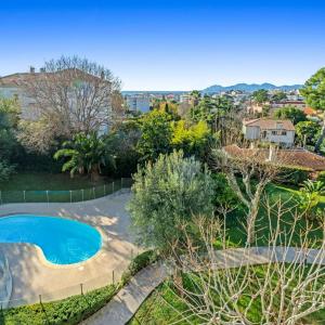 Cannes Montrose : Appartement en dernier étage, avec vue mer à v