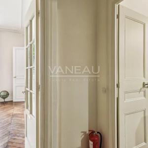 PARIS VIII - Parc Monceau - Appartement Haussmannien de 2 pièces