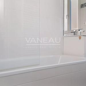 PARIS XVII - Appartement en étage élevé avec deux chambres - Rue