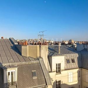 PARIS XVII - Appartement en étage élevé avec deux chambres - Rue