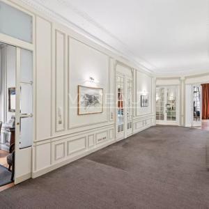 Paris XVIe - IENA - Place de l'Amiral de Grasse.