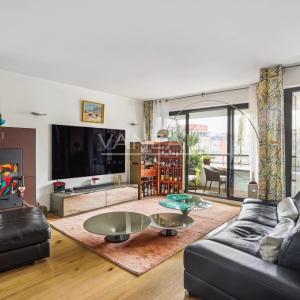 Paris XVIIe - Appartement familial avec terrasse, vue dégagée.