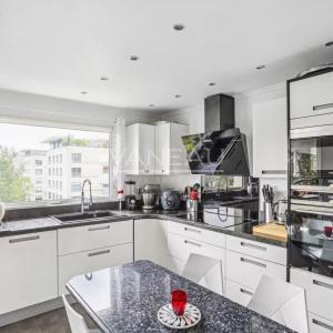 Paris XVIIe - Appartement familial avec terrasse, vue dégagée.