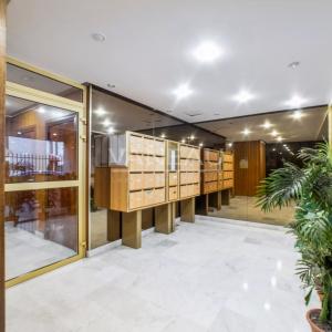 Terrasse et balcon. Cave et parking