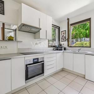 SURESNES - Appartement familial avec terrasse et balcon.