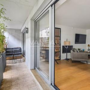 PARIS VIIe - Rue Clerc - Etage élevé avec balcon terrasse.