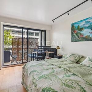 PARIS VIIe - Rue Clerc - Etage élevé avec balcon terrasse.