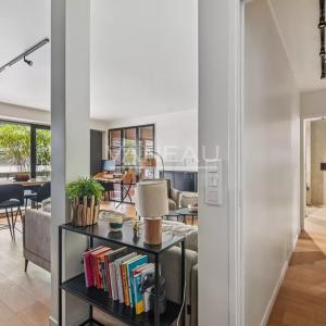 PARIS VIIe - Rue Clerc - Etage élevé avec balcon terrasse.