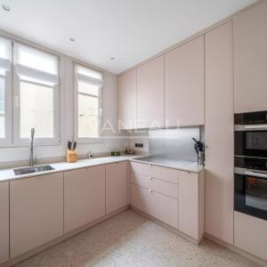 Paris XVIe - Victor Hugo - Dernier étage rénové avec balcon