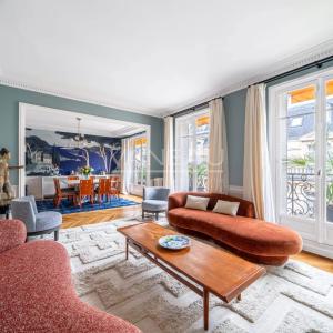 Paris XVIe - Victor Hugo - Dernier étage rénové avec balcon