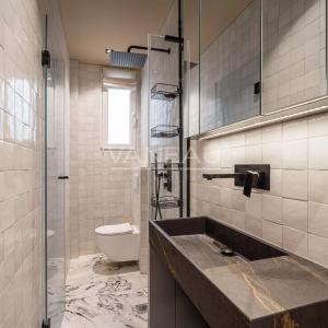 Paris XVIe - Victor Hugo - Dernier étage rénové avec balcon