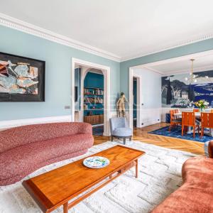 Paris XVIe - Victor Hugo - Dernier étage rénové avec balcon