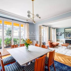 Paris XVIe - Victor Hugo - Dernier étage rénové avec balcon