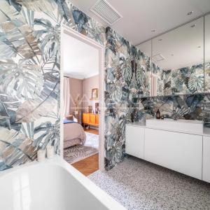 Paris XVIe - Victor Hugo - Dernier étage rénové avec balcon