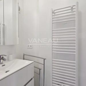 Exclusivité  - Paris 4e - Rue Saint-Antoine - vue dégagée et ens