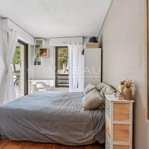 SURESNES - Appartement familial avec terrasse et balcon.