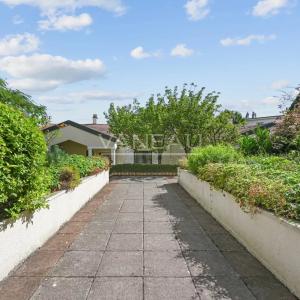 SURESNES - Appartement familial avec terrasse et balcon.